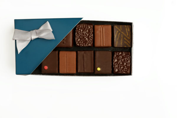 Découvrez notre ancien assortiments de 12 chocolats dans un coffret haut de gamme pour offrir ou se faire plaisir composé par la pâtisserie Jacoulot de Salins-les-Bains dans le Jura