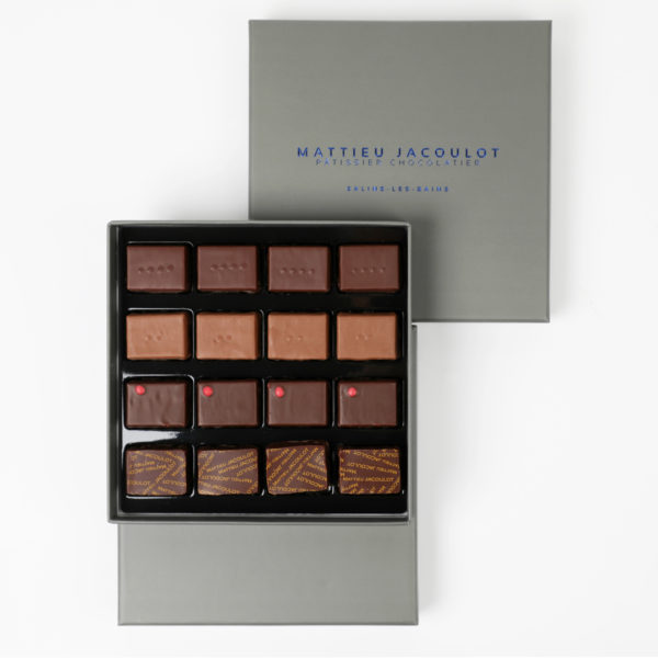 Assortiments de 16 chocolats dans un coffret haut de gamme pour offrir ou se faire plaisir composé par la pâtisserie Jacoulot de Salins-les-Bains dans le Jura